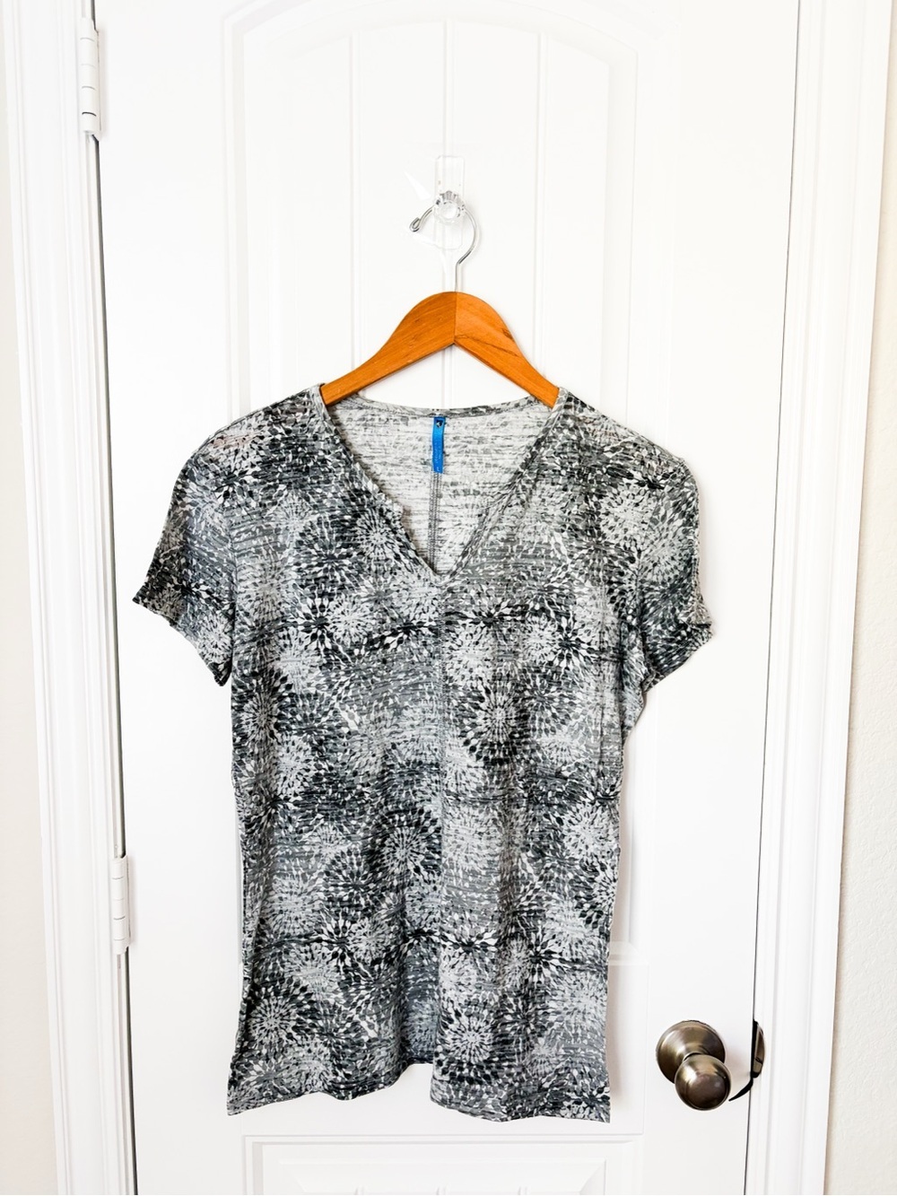 Kuhl Gray Patterned V-Neck Short Sleeve Tee